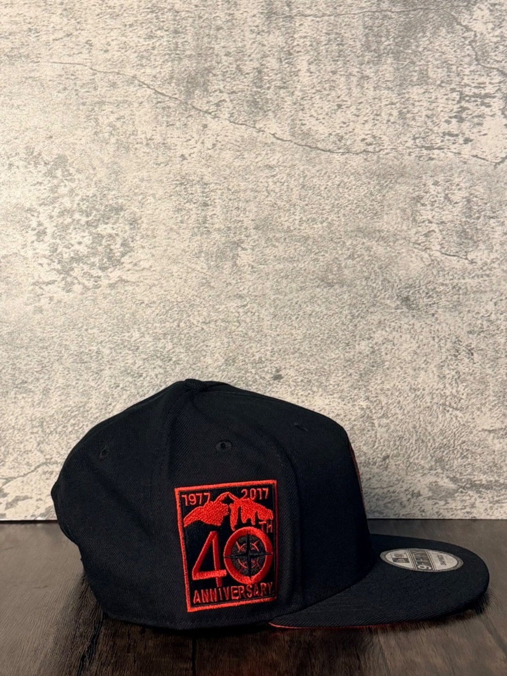New Era 9FIFTY MLB Seattle Mariners Red Blackout 40th Anniv Patch Snapback Hat - Picture 2 of 9